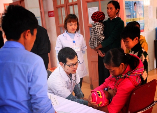 Bác sĩ Nguyễn Văn Hiếu khám bệnh cho em nhỏ tại Trung tâm Y tế huyện Mường Nhé